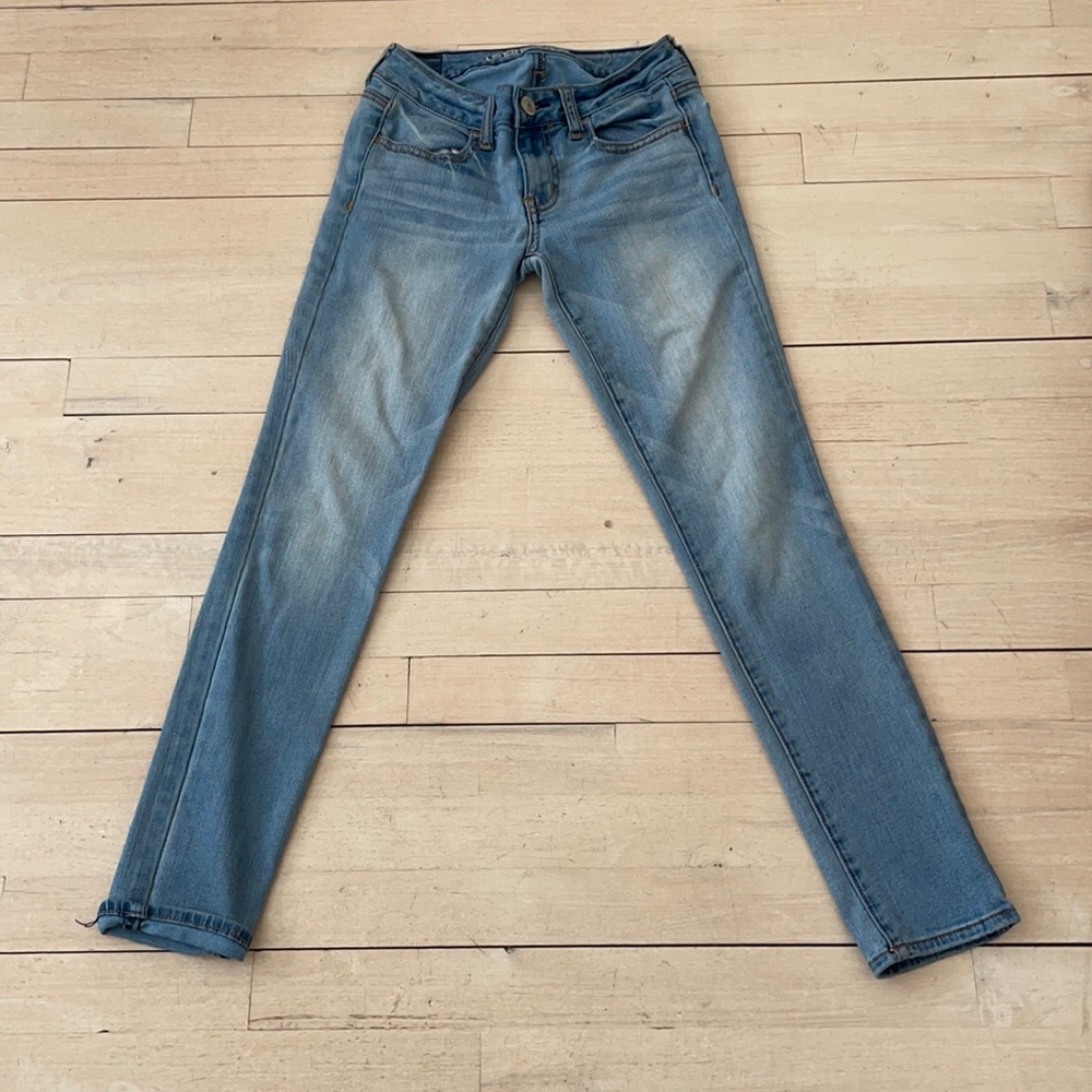 American Eagle light wash skinny jeans
